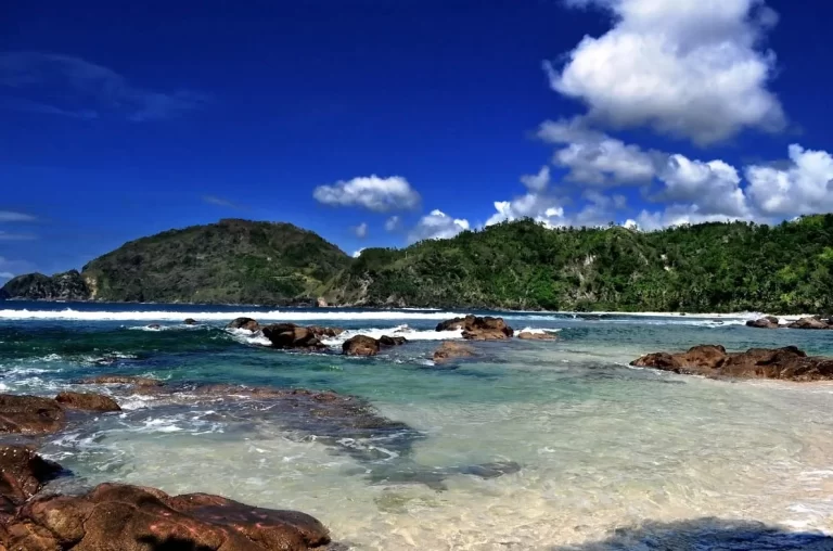 Fenomena Aneh Cahaya Merah di Pantai Wediombo, Apa itu?