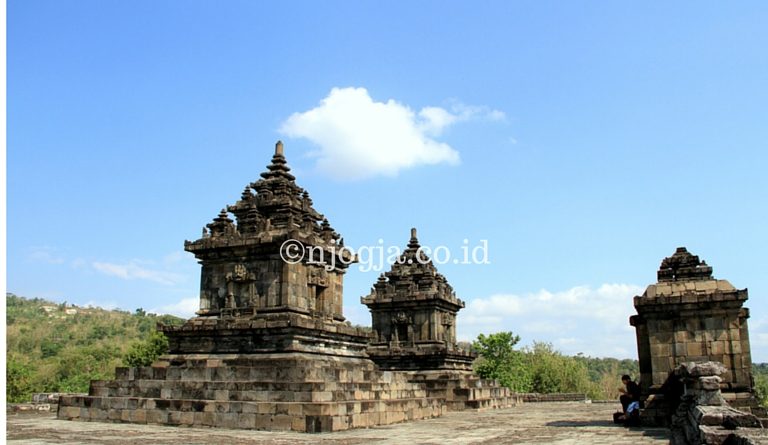 Candi Barong, Menyapa Senja Dari Teras Ketiga