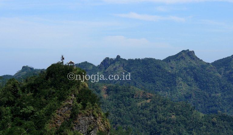 Puncak Suroloyo, Pesona 4 Gunung Dalam Sekali Pendakian