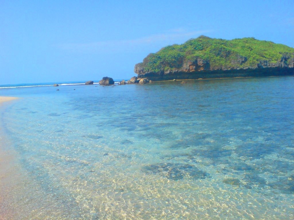 Pantai Drini, Pantai Dengan Pulau Karang Cantik